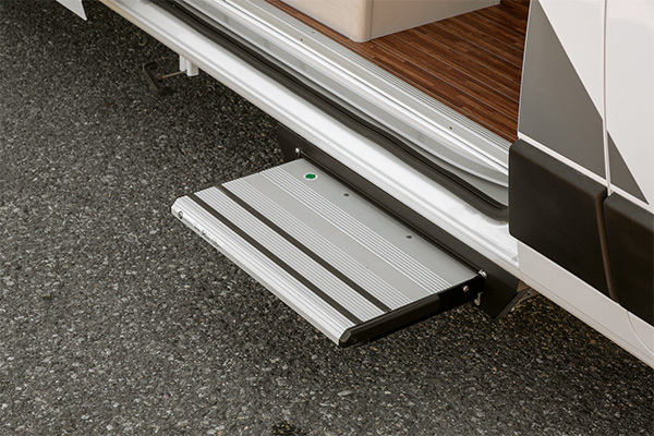 Electric access step with safety system