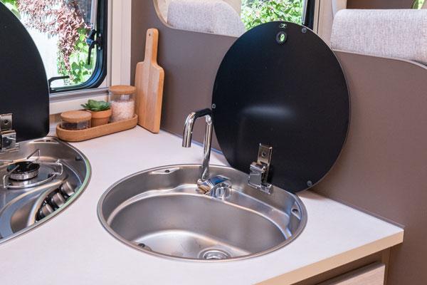 Kitchen sink with lid 